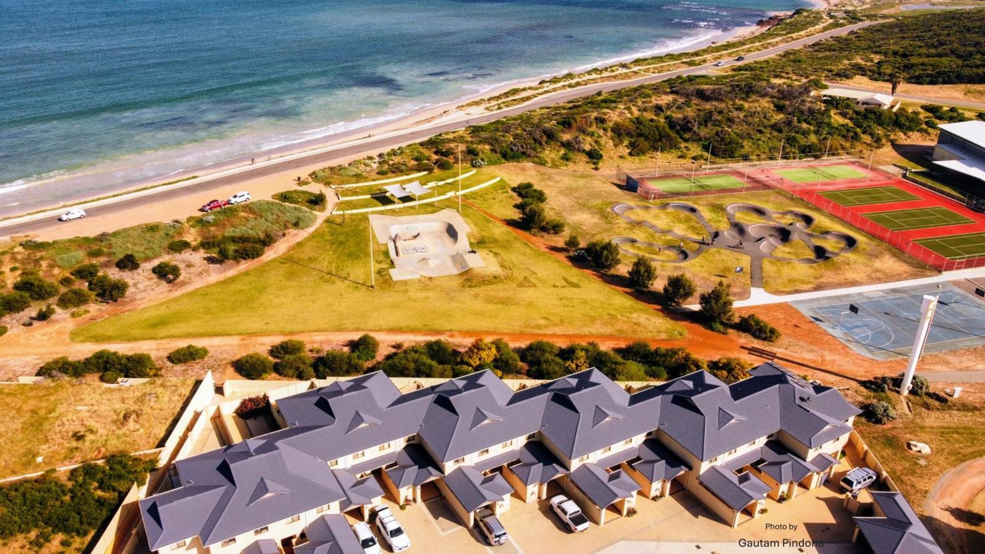 Port Denison Beach Resort Экстерьер фото